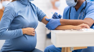 En gravid kvinna får vaccin.