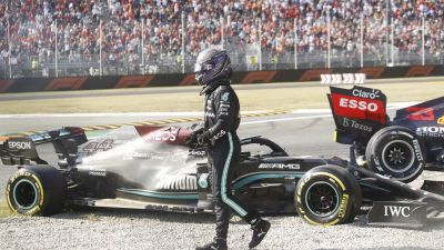 Lewis Hamilton kliver ur bilen.