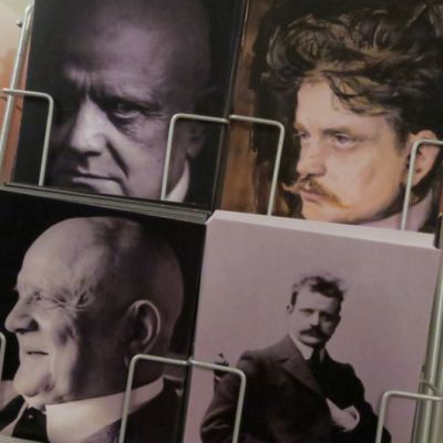 Telineessä postikortteja Jean Sibeliuksesta