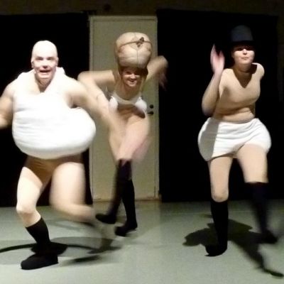 Nukketeatterin ammattilaiset vauhdissa lavalla.