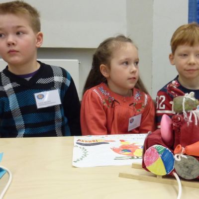 Peiposjärvenkoulun oppilaita teknologiakilpailussa.
