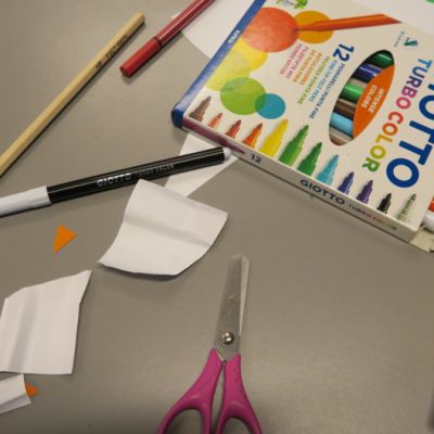 Pulpetilla koulutarvikkeita ja paperisilppua