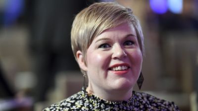 Närbild av ljushårig kvinna som ler. Centerns ordförande Annika Saarikko på Centralhandelskammarens skattedag den 22 september 2021 i Helsingfors.