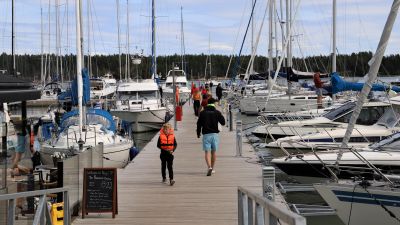 En brygga med segelbåtar i Nagu gästhamn.