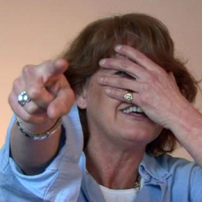 Teresa Soengas osoittaa sormellaan kameraan