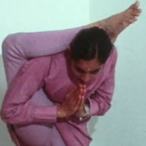 Indisk kvinna gör yoga-asana