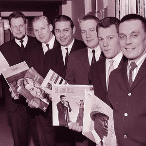 Sävelradion toimittajat Ylermi Kosonen, Raimo Henriksson, Sten  Ducander, Jarmo Korhonen, Oras Pikkarainen ja Erkki Melakoski rivissä.