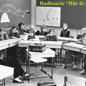 Skolklass lyssnar på ljudband, 1976