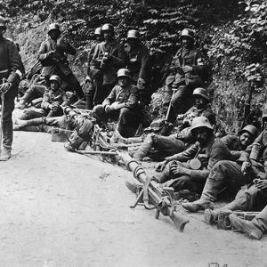 Tyska soldater vid en vägkant under första världskriget.