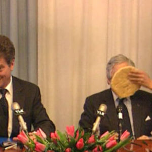 James Wolfensohn får en tårta i ansiktet, Yle 2003