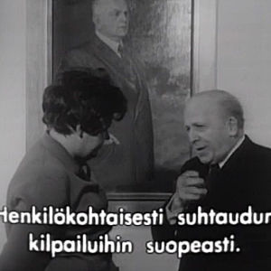 Haastateltavana viulupedagogi ja ensimmäisen kansainvälisen Jean Sibelius -viulukilpailun tuomariston jäsen Louis Persinger. Haastateltavana viulupedagogi ja ensimmäisen kansainvälisen Jean Sibelius -viulukilpailun tuomariston jäsen Louis Persinger.