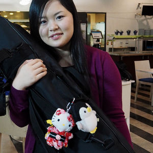 Minami Yoshidalla on japanilaisten teinityttöjen tapaan omat suosikkipehmohahmot. (Sibelius-viulukilpailu 2015)