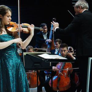 Saksalaisviulisti Friederike Starkloff Sibelius-viulukilpailun finaalissa 2015.