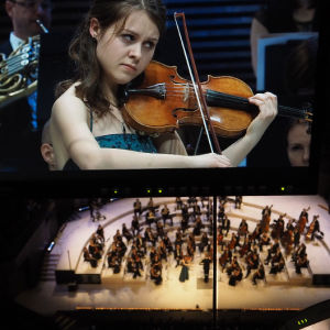 Saksalaisviulisti Friederike Starkloff Sibelius-viulukilpailun finaalissa 2015.