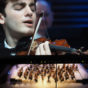 Emmanuel Tjeknavorian Sibelius-viulukilpailun finaalissa 2015.
