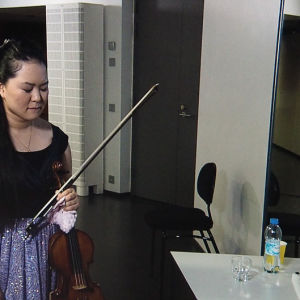 Minami Yoshida keskittyy juuri ennen lavalle menoa Sibelius-viulukilpailun 2015 ensimmäisessä finaali-illassa 1.12.2015.