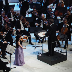 Minami Yoshida soittaa Sibeliuksen viulukonserttoa, Helsingin kaupunginorkesteria johtaa John Storgårds.