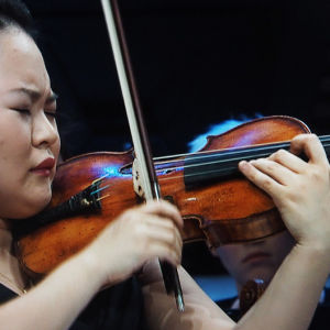 Minami Yoshida soittaa Sibeliuksen viulukonserttoa.
