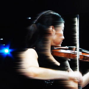 Tuunattu kuva, yhdysvaltalainen Christel Lee Sibelius-viulukilpailun finaalissa 2.12.2015.