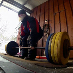 Esko Ketola nostaa 71-vuotiaana maasta 200 kiloa.