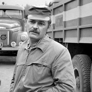 Paavo Pentikäinen autoilijana tv-elokuvassa Hiekkakuningas (1972).