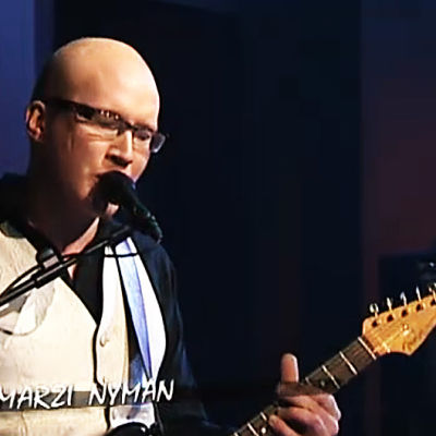 Kitaristi-laulaja Marzi Nyman Iirottelua-ohjelmassa 2009.