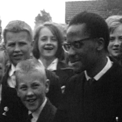 William Muogakali omgiven av barn, 1963
