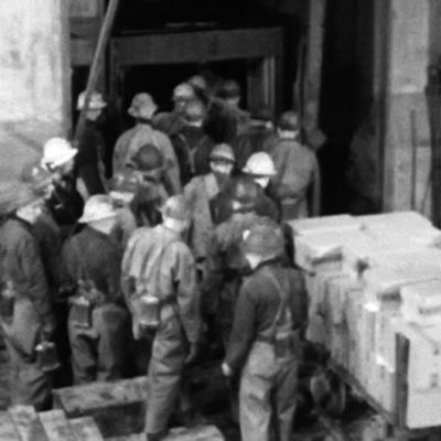 Män går in i hissen vid jussarö gruva, 1965