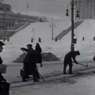 svartvit bild av snöarbete i helsingfors centrum på 50-talet