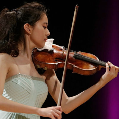 Korealainen Kyung Ji Min Sibelius-viulukilpailussa 2015.