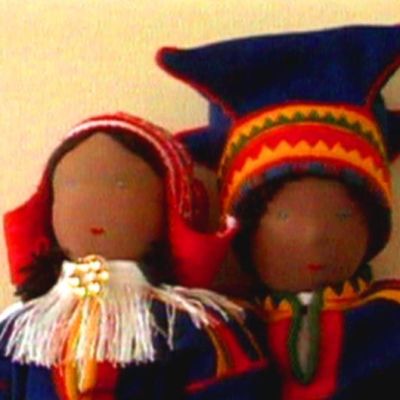 Två dockor, den ena föreställer en samisk kvinna, den andra en samisk man