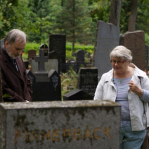 Nainen ja mies Kivinokan hautausmaalla