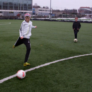 Poika pelaa jalkapalloa Helsingin Stadionilla