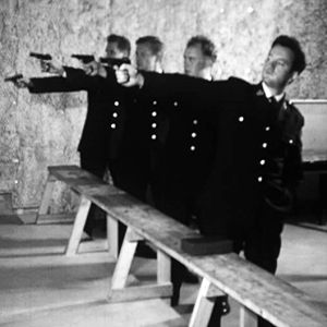 Poliser har en skjutövning på gång.1963
