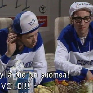 Pale och Wille ser på fotboll från teven.