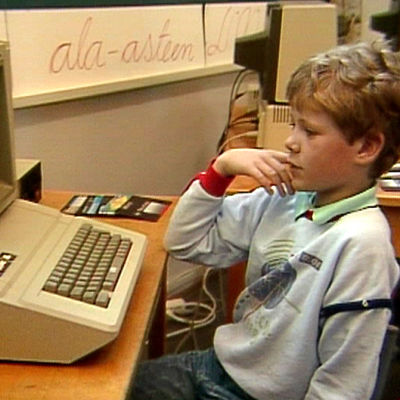En pojke lär sig adb-teknik på 80-talet.