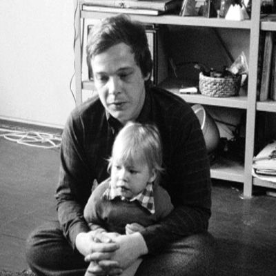 Fotografen Johannes Runberg tillsammans med sitt barn på 70-talet.