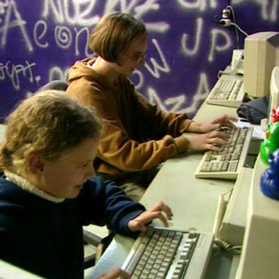 Flickor vid datorer, Yle 1997