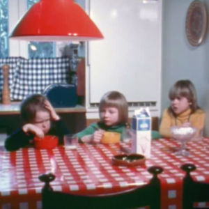 Barn som sitter vid matbordet