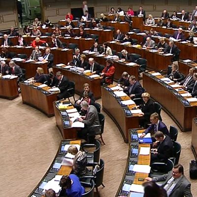Kansanedustajia istuntosalissa.