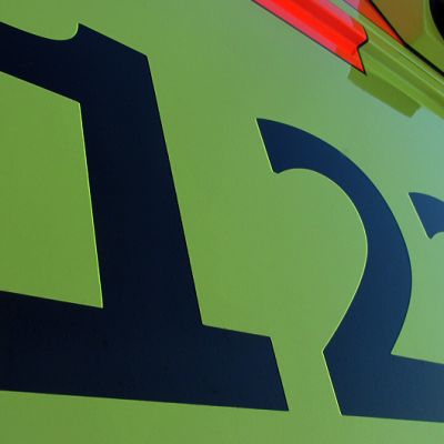 Hätänumero 112 auton kyljessä.