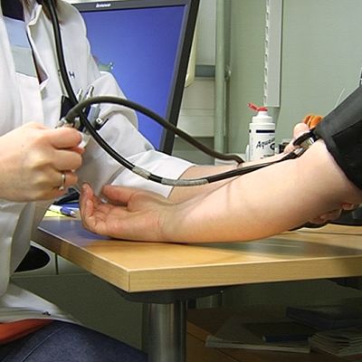 Lääkäri mittaamassa potilaan verenpainetta.