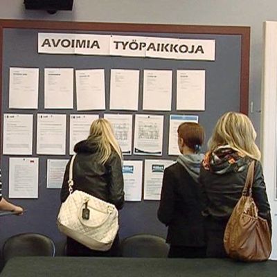 Nuoria tutkimassa listaa avoimista työpaikoista