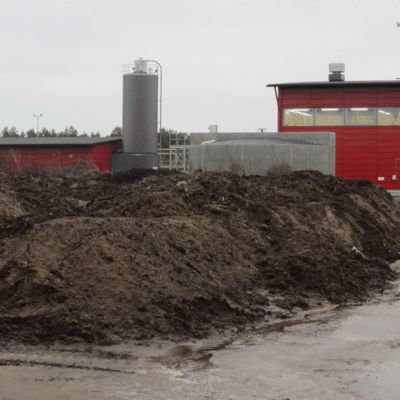 Kuvassa kompostointiaumoja Kokkolan jätevedenpuhdistamon pihassa.