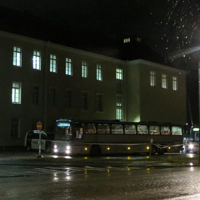 Linja-autoja Tornion järjestelykeskuksen edessä.