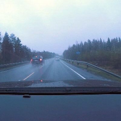Auto ohittamassa toista Nelostiellä ohituskieltomerkinnän kohdalla.