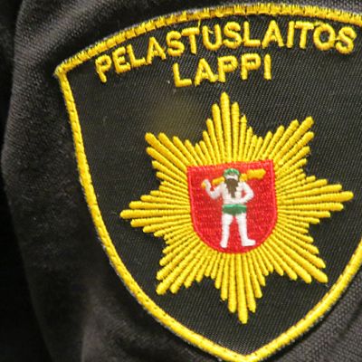Lapin pelastuslaitoksen logo hihassa