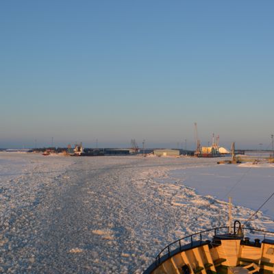Näkymä talvella laivan kannelta Kemin Ajoksen satamaan.
