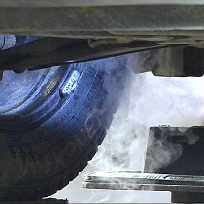 Autonrengas huoltamolla.