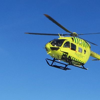 Pelastus/lääkärihelikopteri ilmassa.